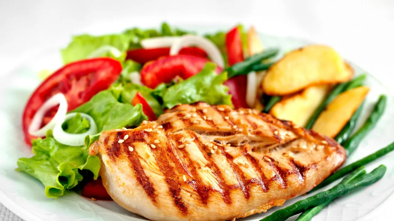 Refeição completa servida em operação de alimentação corporativa